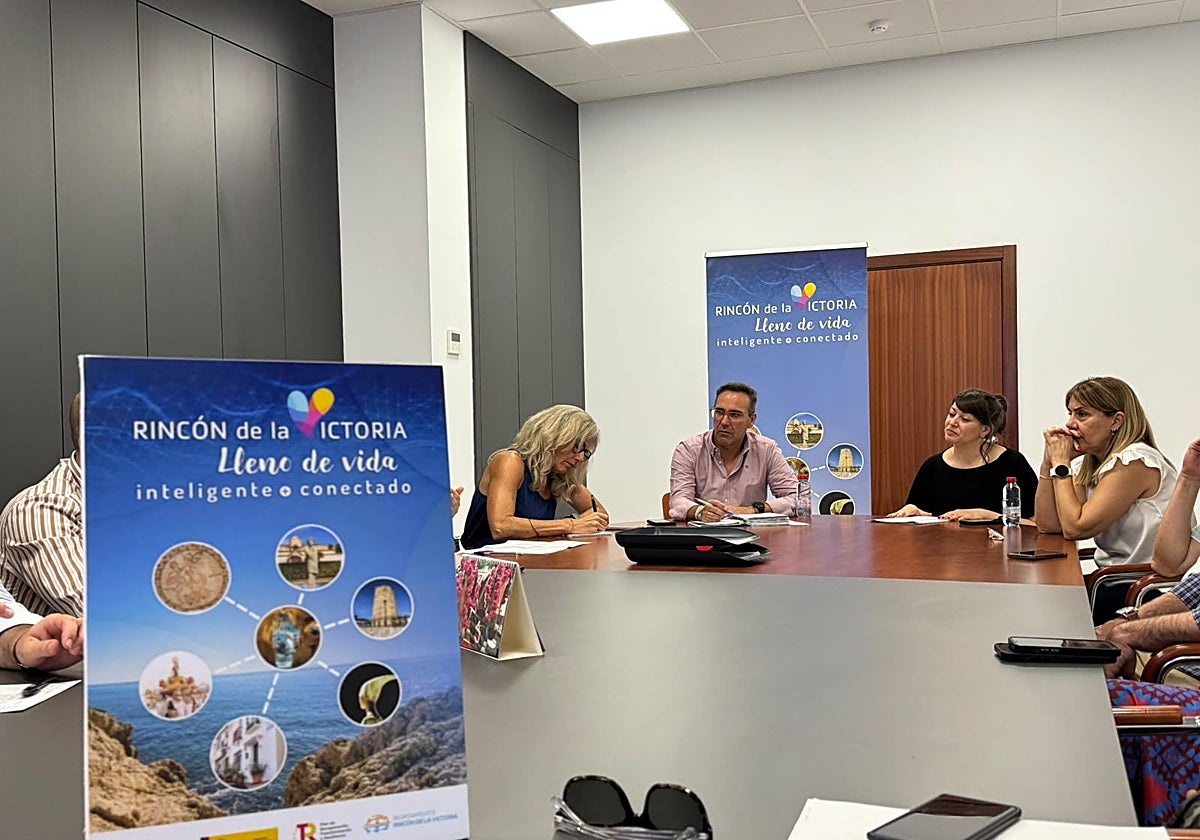 Mesa de trabajo con el sector sobre el destino turístico inteligente de Rincón de la Victoria