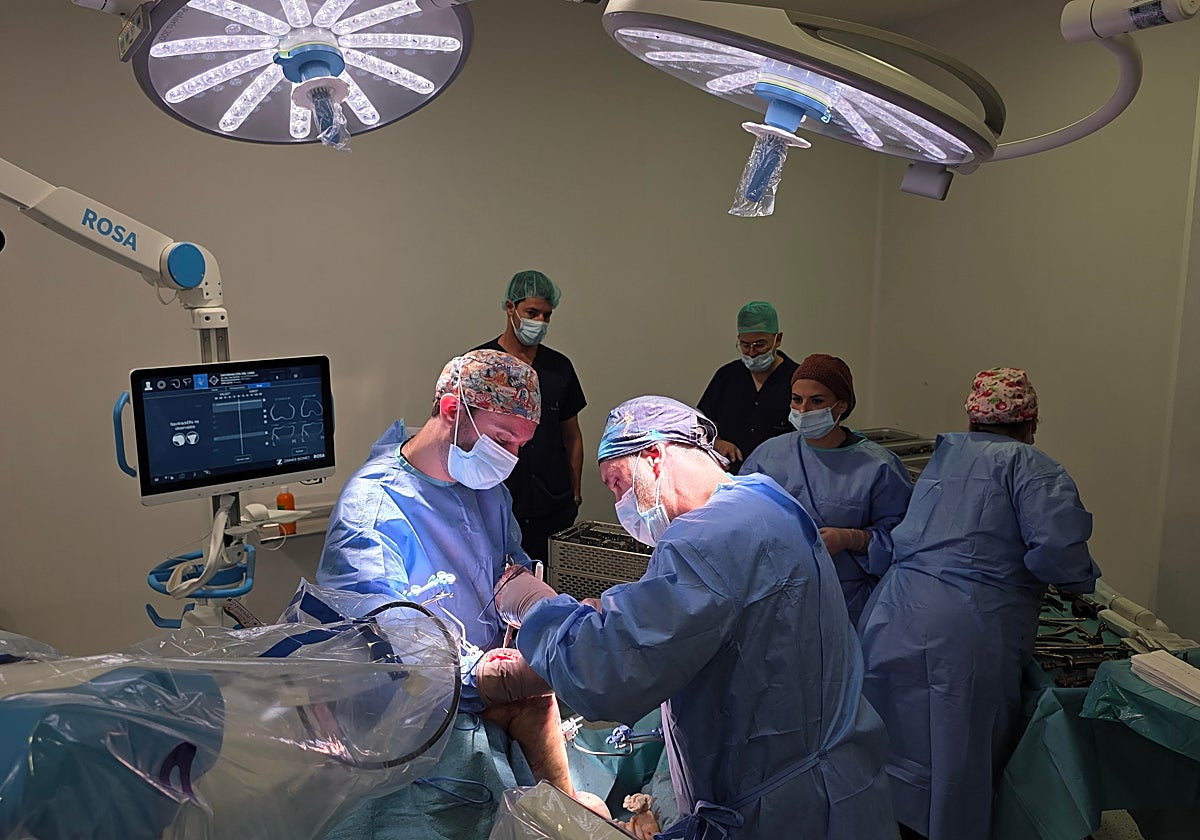 El robot ROSA permite realizar cirugías de prótesis articular con precisión milimétrica