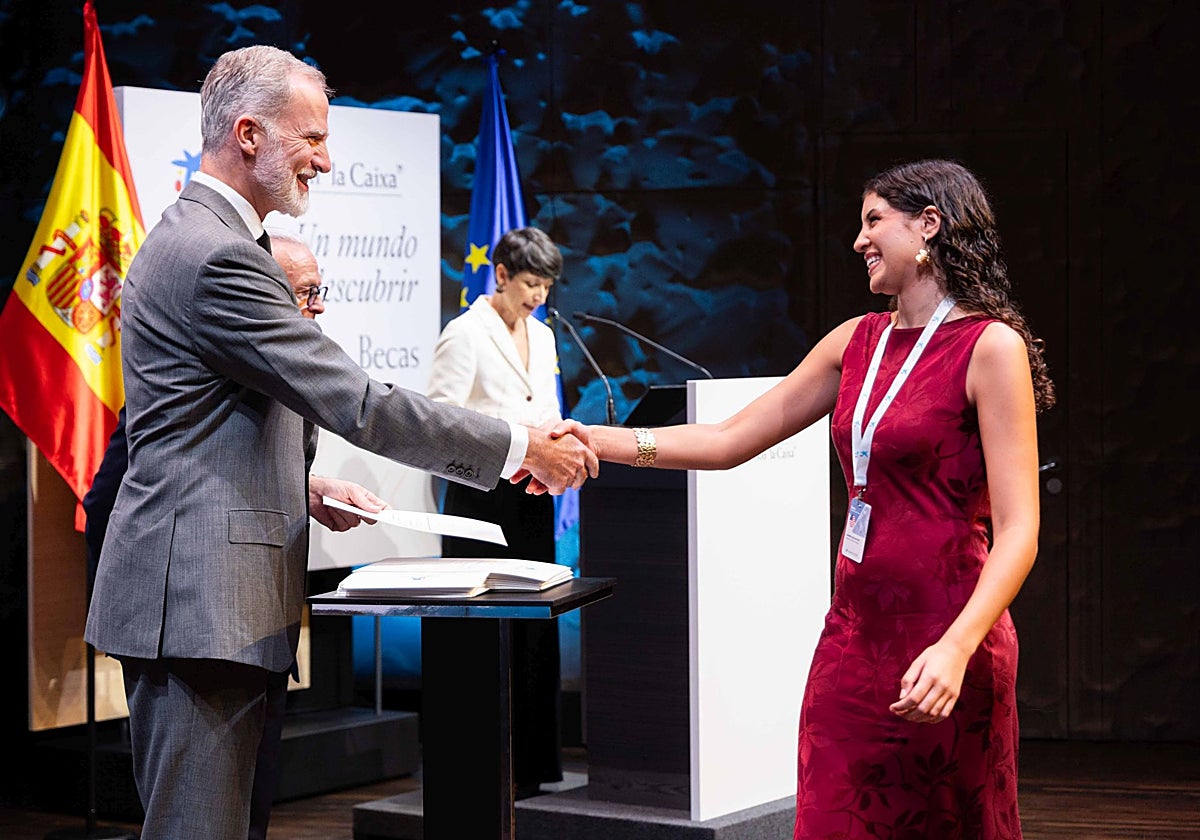 Carmen Aguilar, una de las malagueñas becadas, durante el acto de entrega de becas junto a Felipe VI.