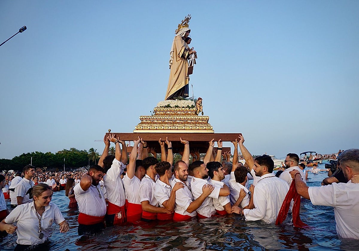 Málaga se sumerge en un mar de devoción con la Virgen del Carmen