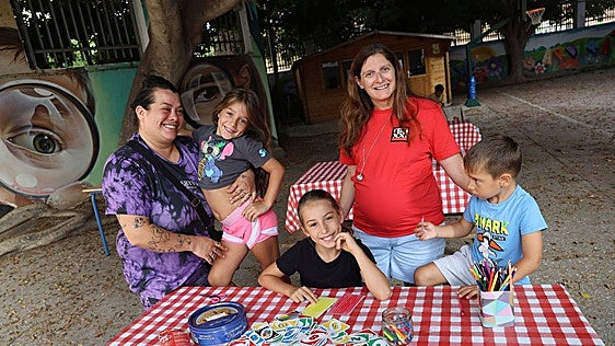 Tener tres hijos, trabajar y no poder costear un campamento de verano: «Sin esta ayuda, sería imposible»