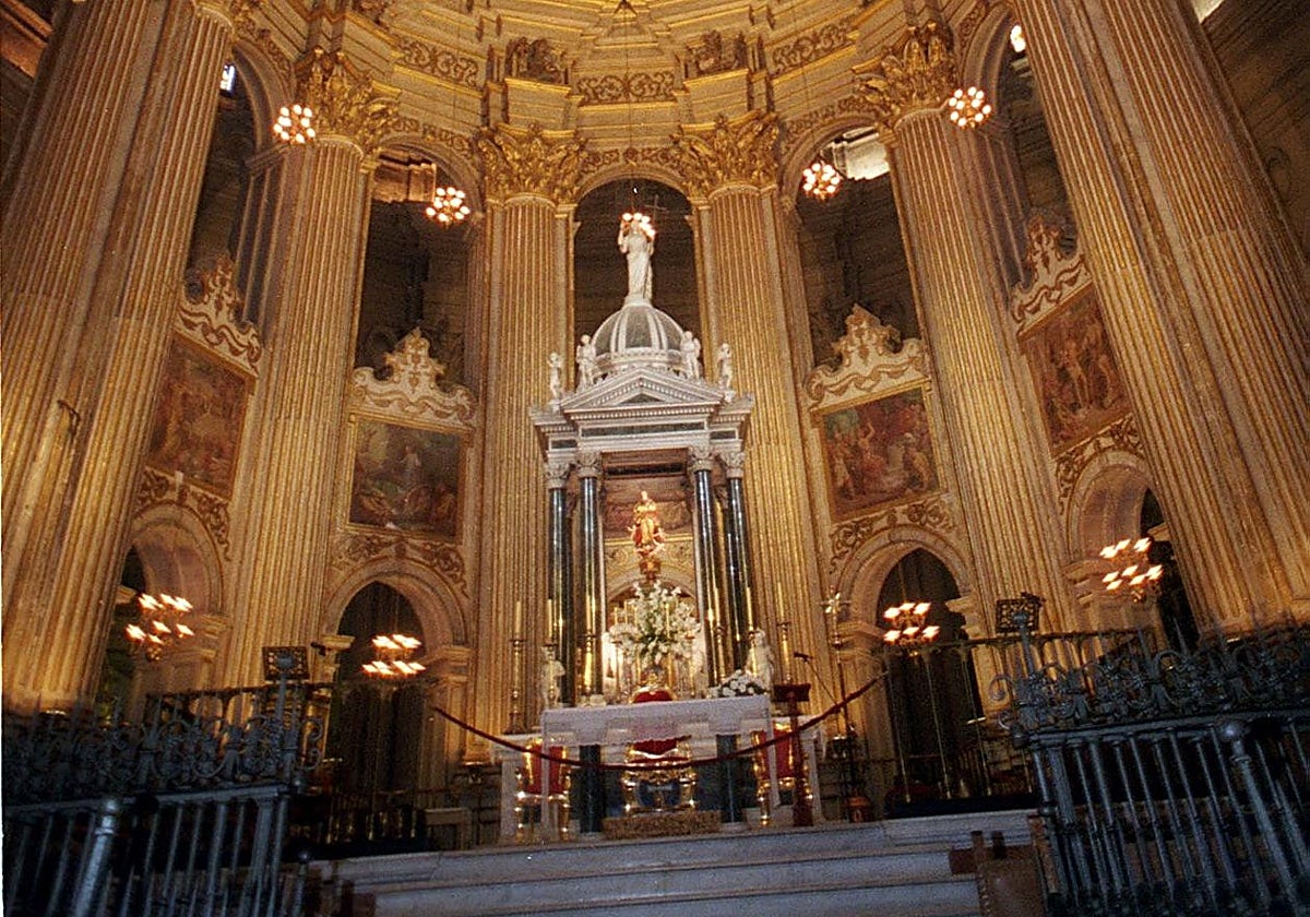 Comienzan los trabajos para recuperar el altar mayor de mármol de la Catedral de Málaga
