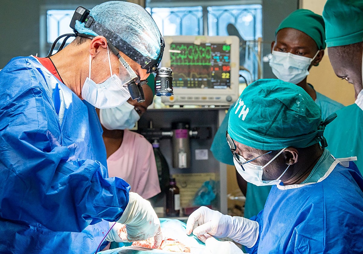 Salvando vidas en Uganda: César Ramírez vuelve de su última misión