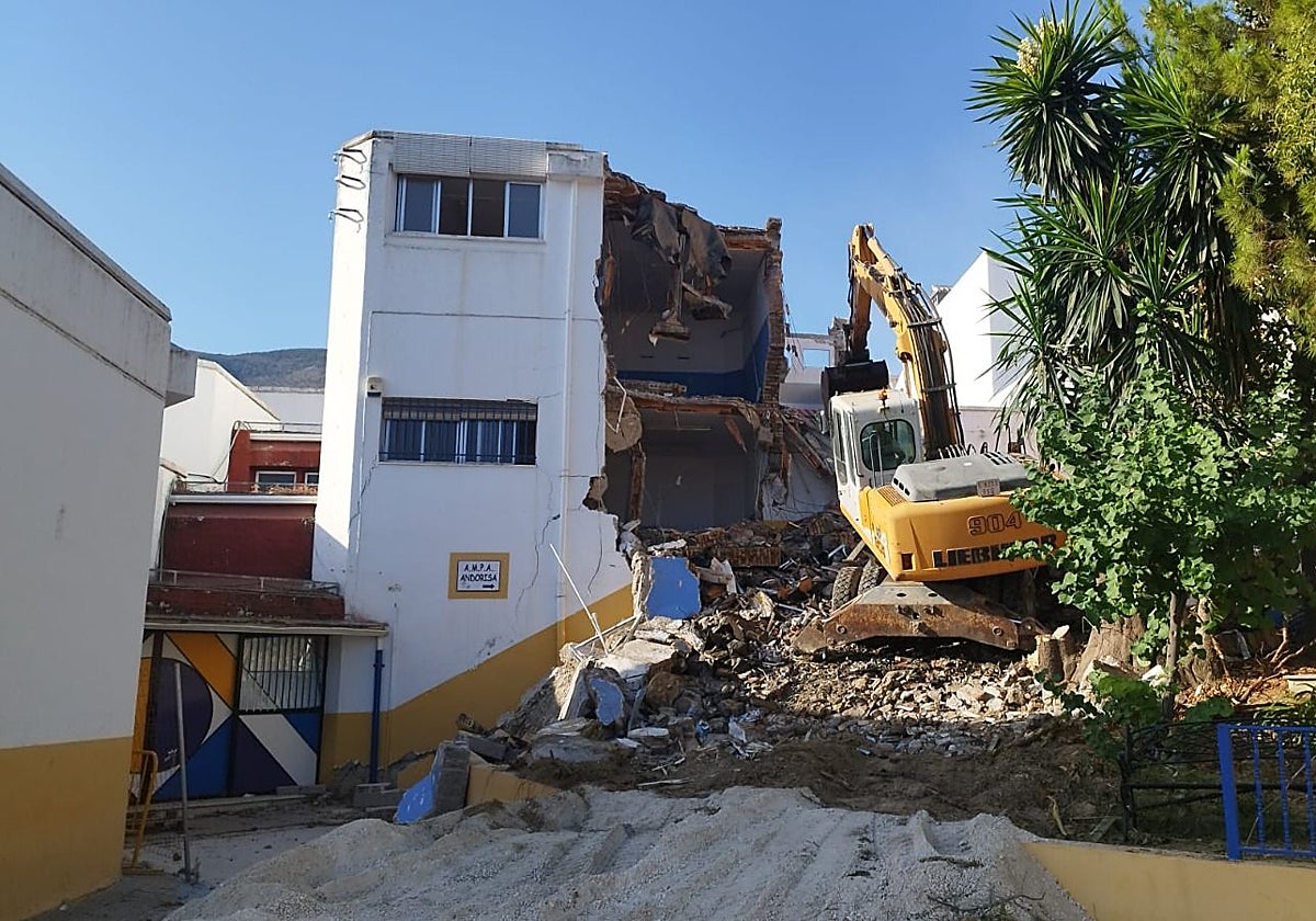 Una excavadora avanza en la demolición de los dos módulos afectados por problemas estructurales en el CEIP Emilia Olivares de Alhaurín el Grande.