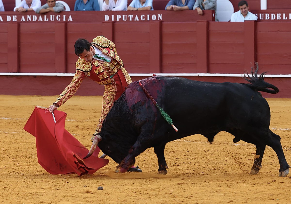 Derechazo de Morales, al primero de su lote.