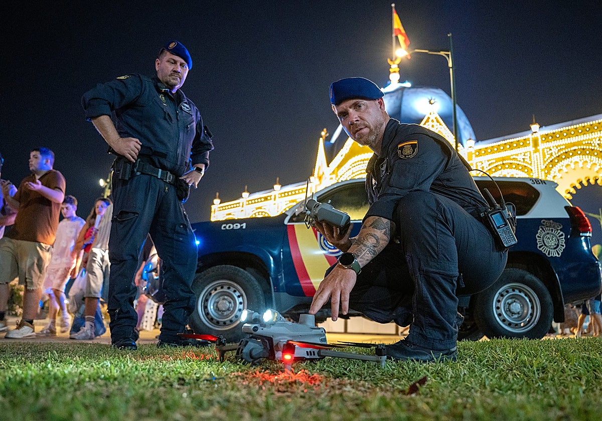 La feria a vista de pájaro: una noche con el equipo de drones de la Policía Nacional