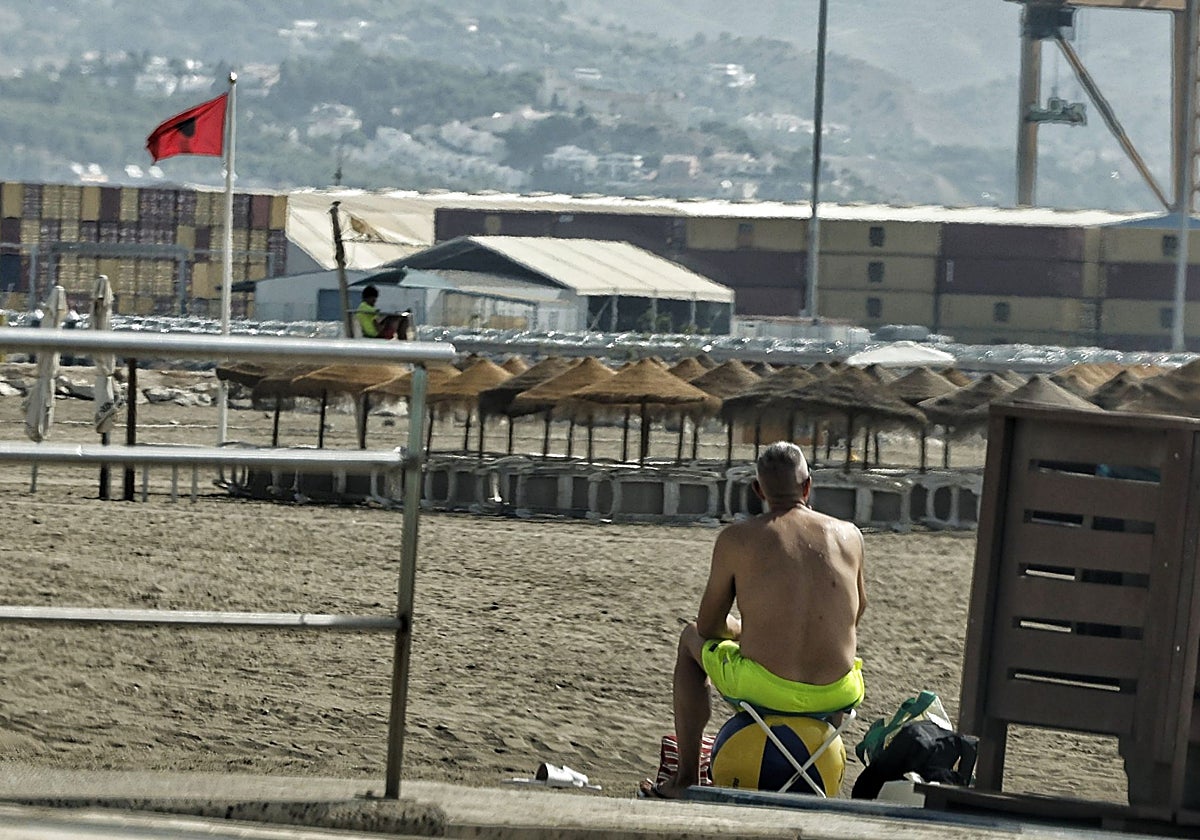 Málaga mantiene cuatro playas cerradas en pleno festivo mientras espera los últimos análisis del agua