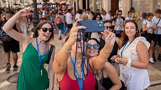 9.500 cruceristas desembarcan en Málaga y se encuentran con la feria por sorpresa