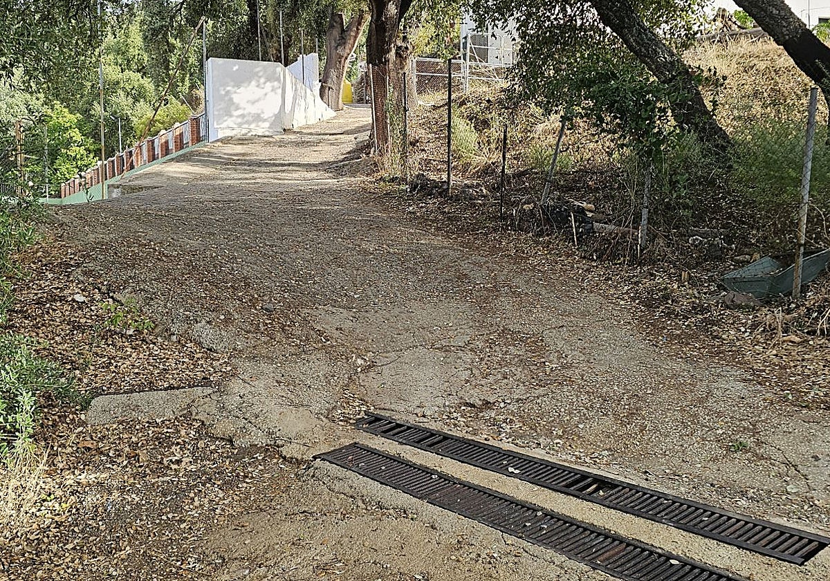 Más aparcamiento y menos coches en los márgenes de la MA-8304 en Genalguacil