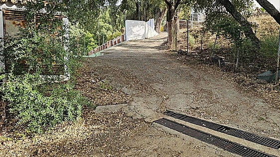 Más aparcamiento y menos coches en los márgenes de la MA-8304 en Genalguacil