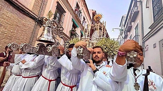 La Virgen del Consuelo recorre Antequera por sus 325 años sobre el trono de traslado del Cautivo de Málaga