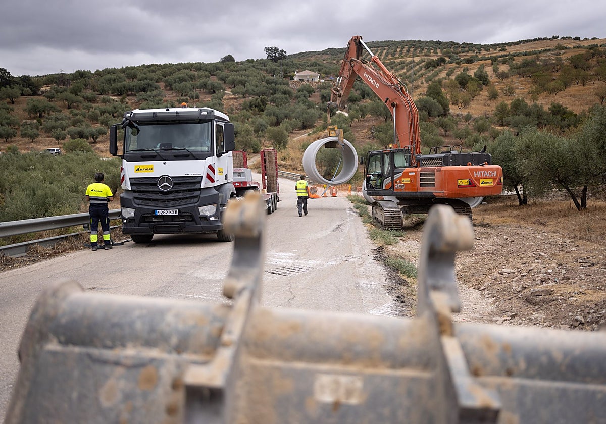 La carretera entre Benamargosa y Riogordo dejará atrás sus hundimientos a principios de octubre