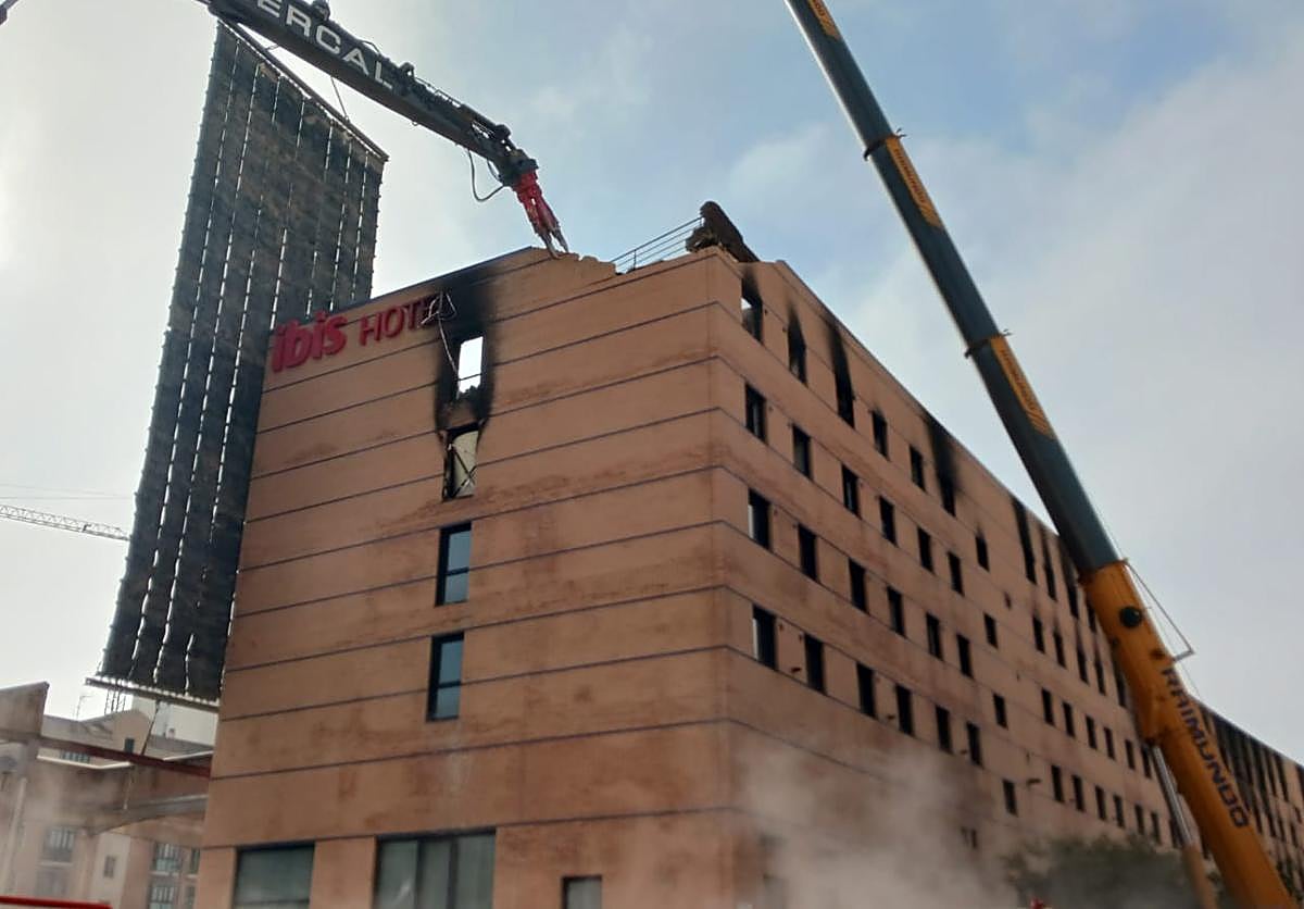 El hotel Ibis de Málaga empieza a desaparecer con los primeros bocados de la piqueta