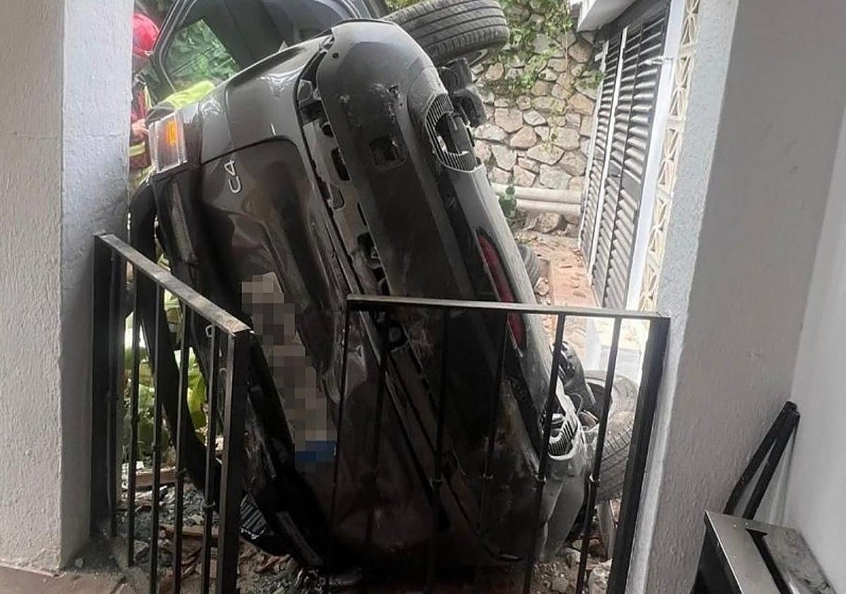 Un espectacular accidente acaba con un coche dentro de un hotel en Mijas