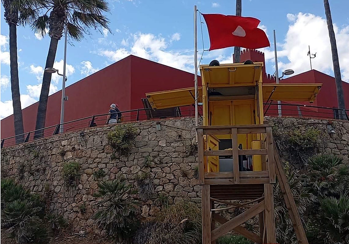 Benalmádena cierra la playa del Bil Bil por bacterias fecales