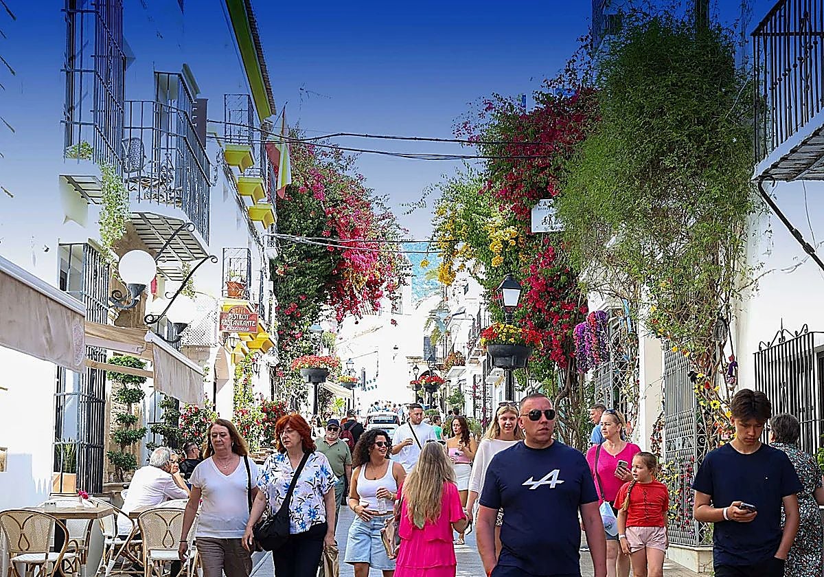 Marbella pone en marcha un programa de visitas guiadas con intérpretes al Casco Antiguo
