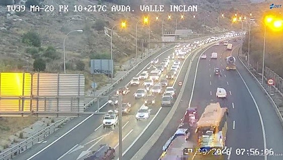 Una colisión múltiple complica el tráfico en el entorno del falso túnel de Carlos Haya en hora punta