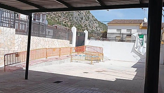 Benaoján redistribuye a los alumnos mientras el alcalde reclama un certificado de seguridad para el colegio