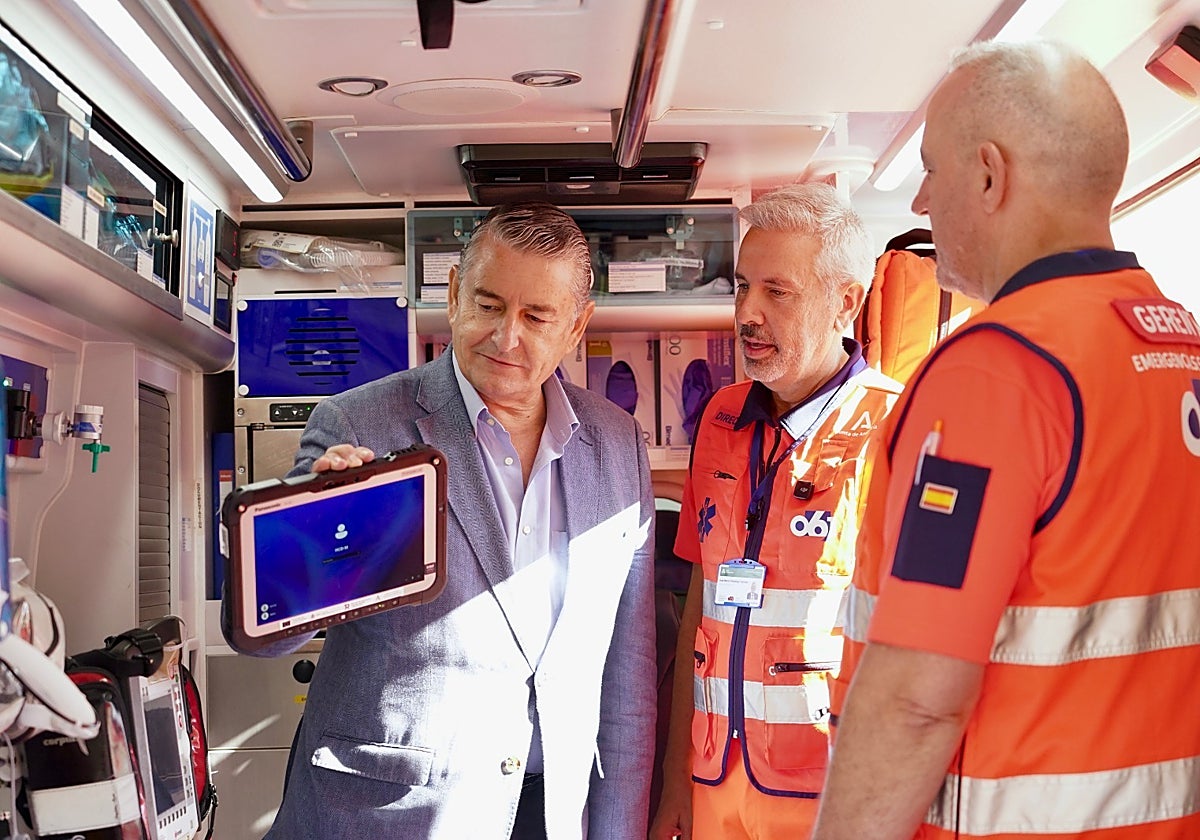 Antonio Sanz entrega 850 nueva tabletas a los equipos de urgencias y emergencias andaluces