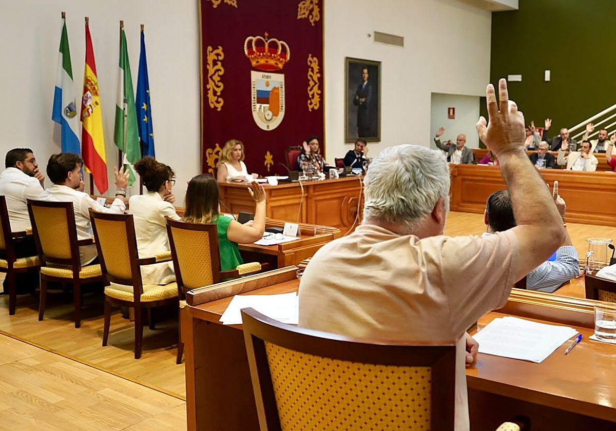 Torremolinos aprueba por unanimidad la polémica ordenanza de la ropa tendida: así queda el texto