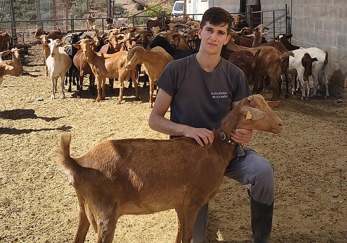 David Tomé, el joven de Torrox que a los 19 años ya tiene un rebaño de 200 cabras