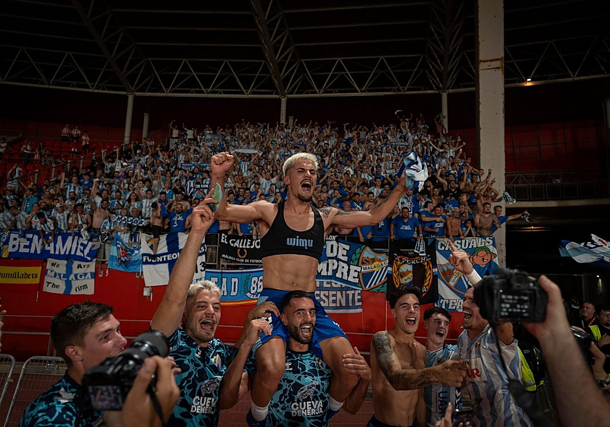 Chupete celebra a los hombros de Galilea el ascenso del Málaga.