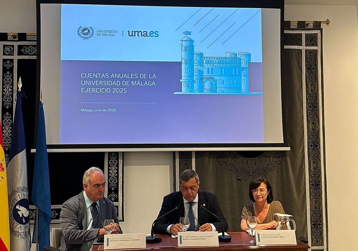 Salvador Merino, Teodomiro López y Rosario Gómez, en el edificio del Rectorado de la UMA para la rueda de prensa de análisis de las cuentas anuales de la UMA y la declaración institucional sobre la anunciada ubicación del nuevo estadio de fútbol del Málaga en la ampliación del campus de Teatinos.