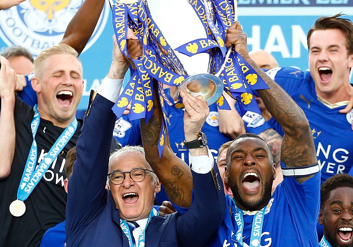 El Leicester City levanta el título de la Premier League de 2015-16.