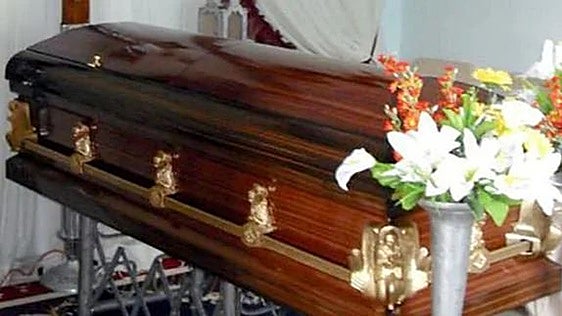 Despiden a una trabajadora de una funeraria por llevar a dos amigas a ver cómo preparaba a los fallecidos