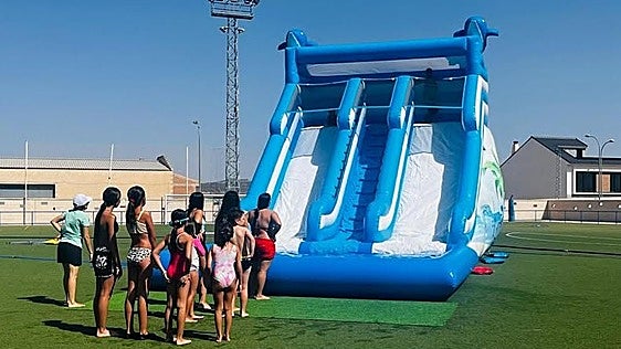 Fiestas acuáticas, tobogán de 50 metros, carrera de cintas en bicicleta y más planes en familia en Málaga