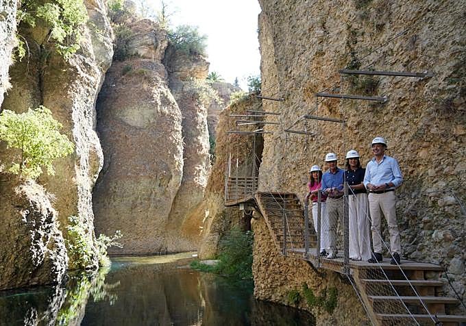 De derecha a izquierda: el presidente de la Junta de Andalucía, Juanma Moreno; la alcaldesa de Ronda, Mari Paz Fernández; el presidente de Diputación, Francisco Salado; y la delegada del Gobierno Andaluz, Patricia Navarro, durante el recorrido inaugural del Camino.
