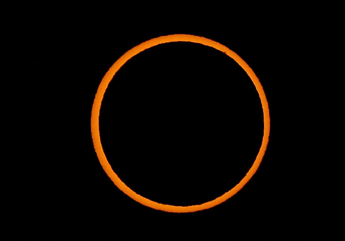 Pararte con el coche para ver el eclipse solar total del 12 de agosto puede salirte caro: las multas de la DGT