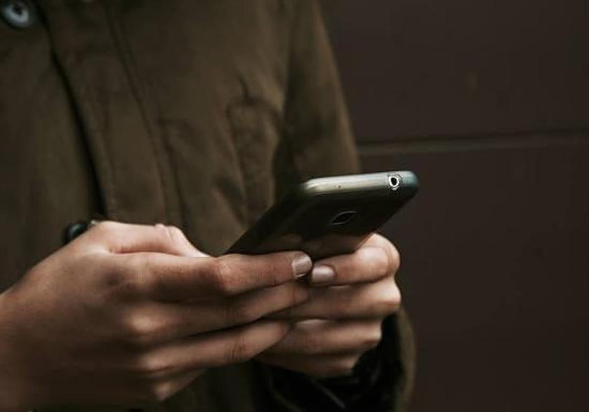 Alerta de la Policía Nacional sobre una estafa por WhatsApp que suplanta la identidad para pedir dinero a contactos