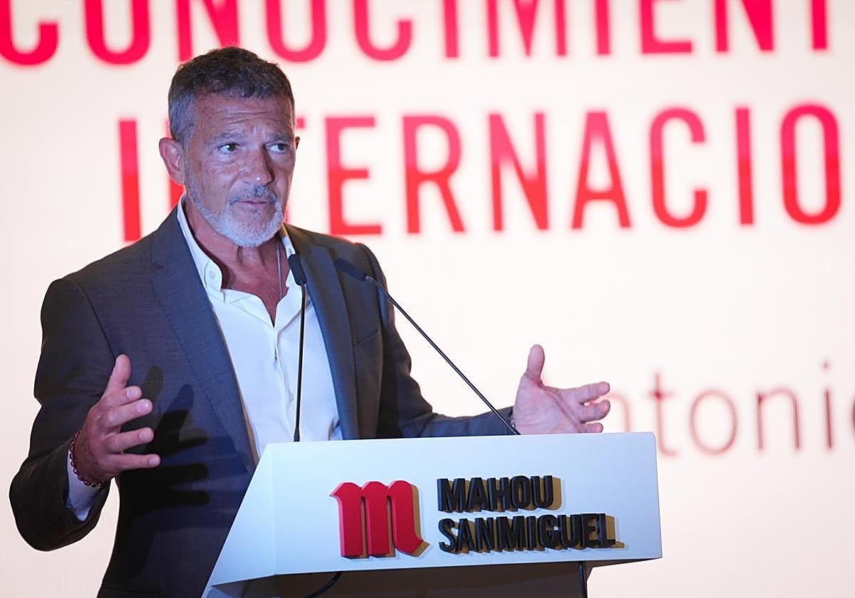Antonio Banderas pide mirar más allá del caso de Mari Carmen: «Hay que estar a todas»