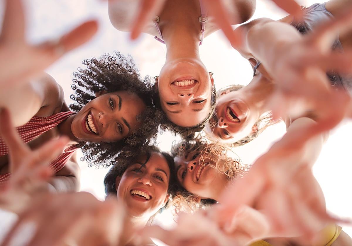 Amigos a un solo clic: el auge de las redes sociales para conectar a desconocidos en la vida real