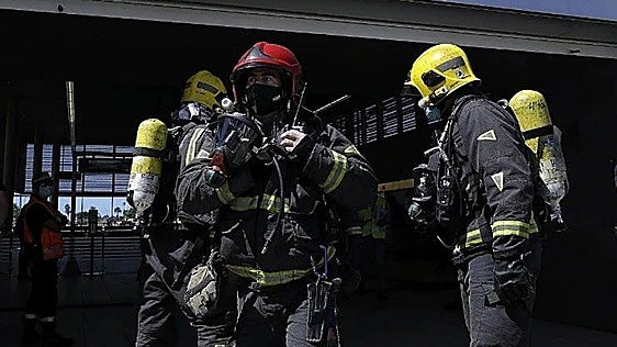 Los bomberos liberan a una persona atrapada en un coche volcado tras un accidente en Churriana