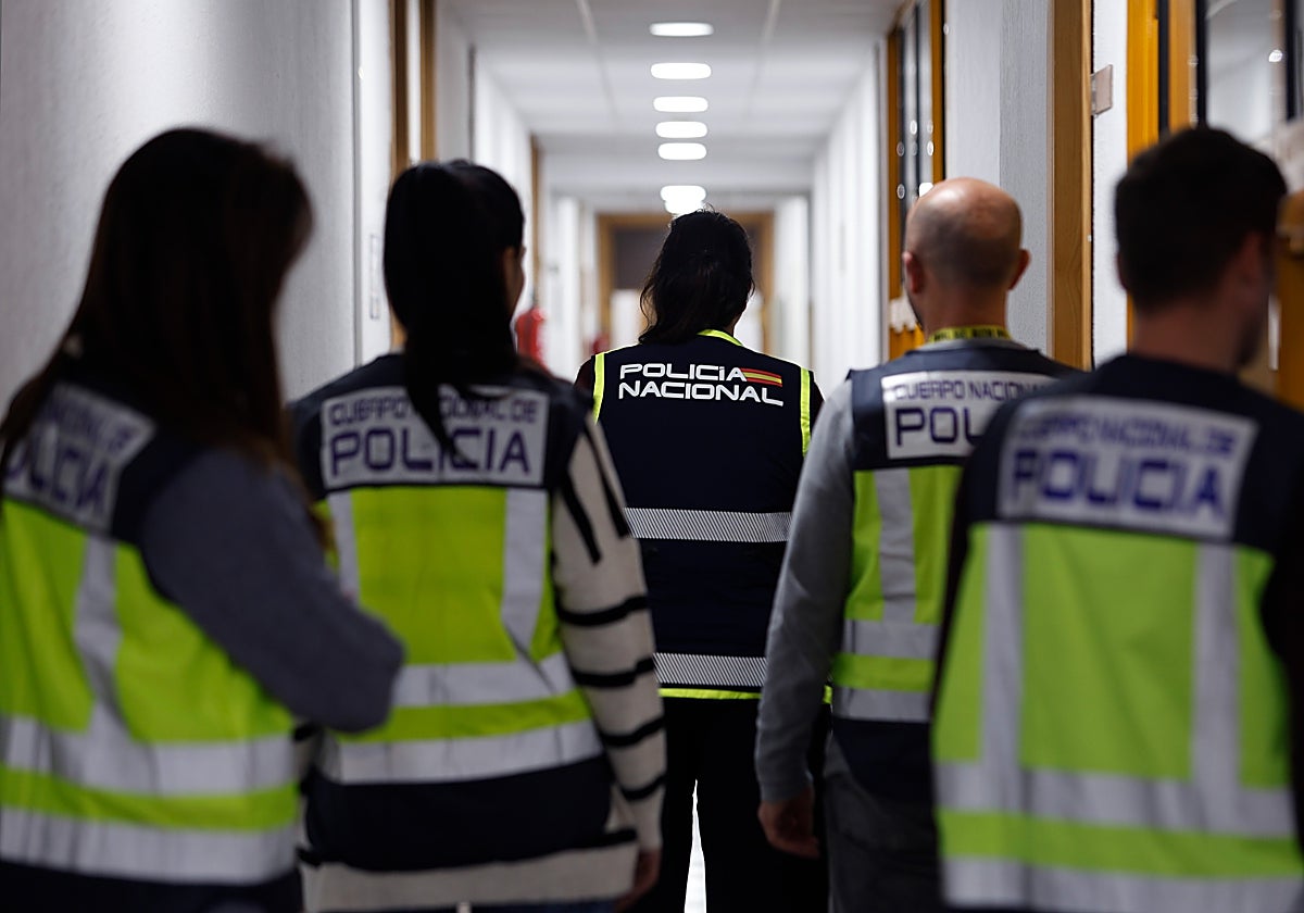 Agentes de la Policía Nacional que protegen a las víctimas de violencia de género en Málaga.