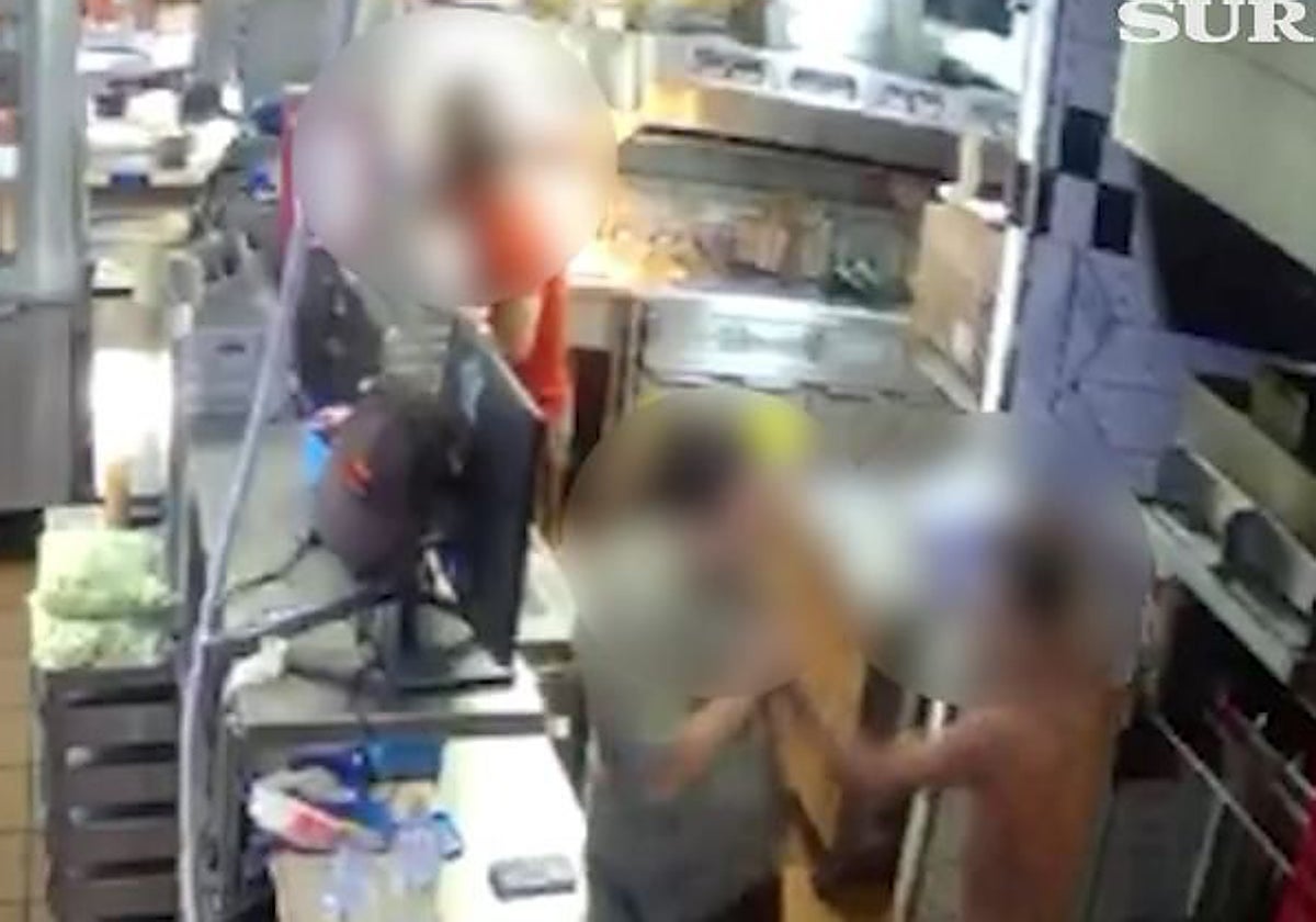 Simula un arma con su camiseta y atraca una hamburguesería en Fuengirola