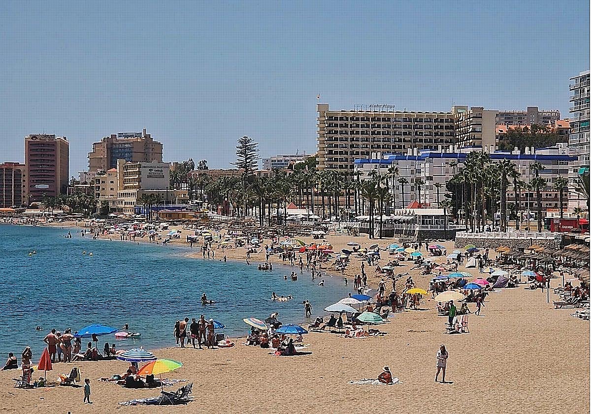 Fallece un bañista de unos 80 años en una playa de Benalmádena