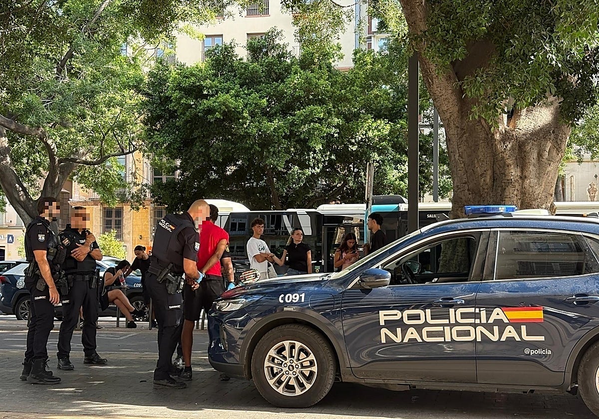 Despliegue policial en la Alameda de Málaga: arrestado por amenazar de muerte a trabajadoras del Burguer King