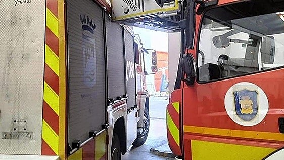 Tres trabajadores atendidos por inhalación de vapores tras el derrame de agua oxigenada en una nave en Cruz del Humilladero