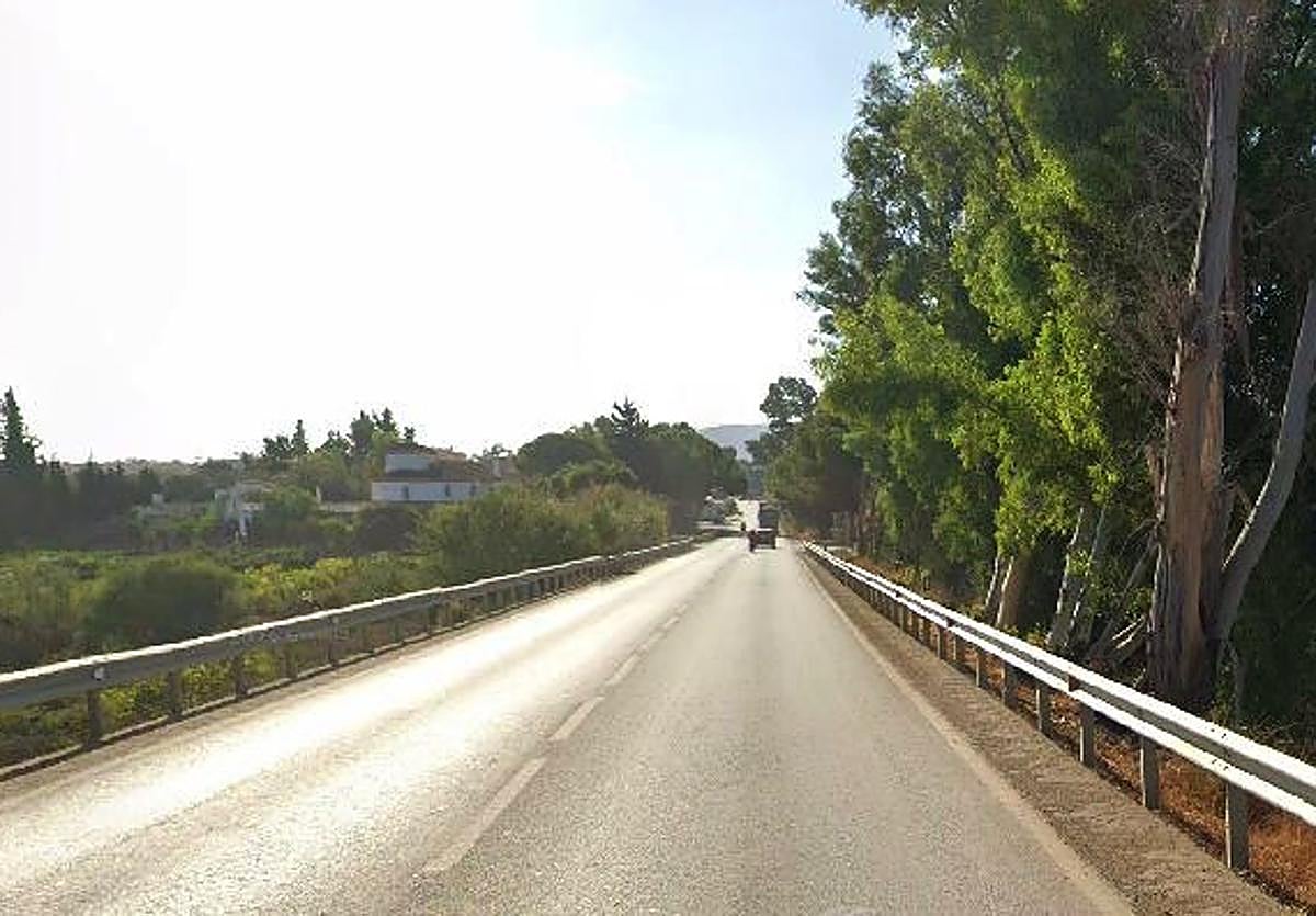 Dos fallecidos tras colisionar un camión y un coche en Alhaurín de la Torre