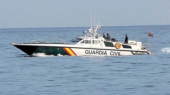 Hallan los cadáveres de dos jóvenes con neopreno y flotador en las costas de Málaga