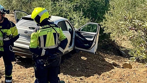 Dos heridos en Álora tras salirse su coche de la vía y caer por un terraplén