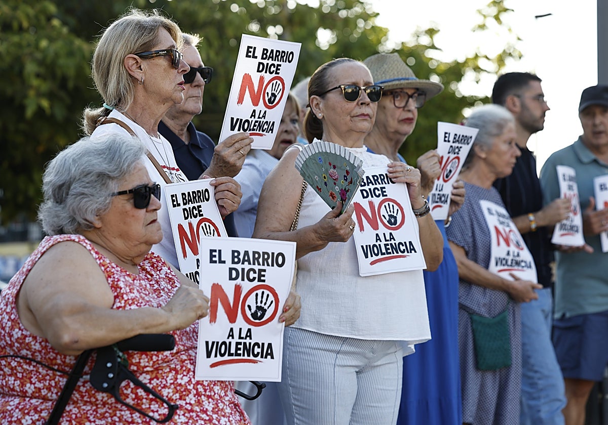 Vecinos de Nacho se concentran una después de su asesinato en Barcenillas: «El barrio dice no a la violencia»