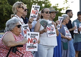 Vecinos de Nacho se concentran una después de su asesinato en Barcenillas: «El barrio dice no a la violencia»