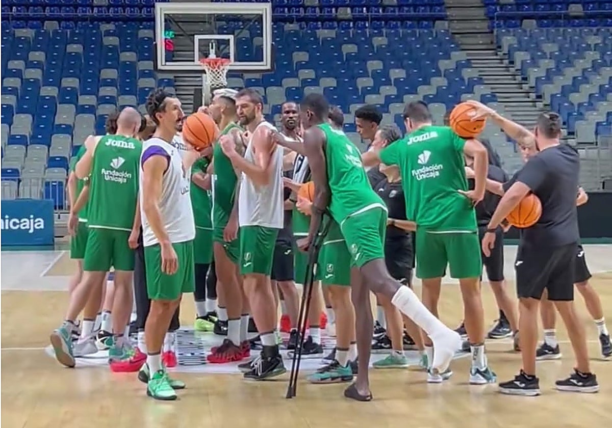 Nzosa reaparece para apoyar a sus compañeros en el entrenamiento