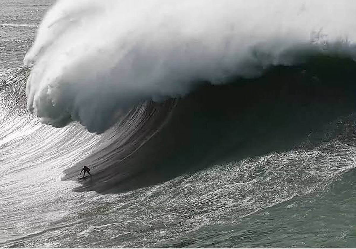 Alberto Truncer, a punto de ser cazado por el labio de la ola en Nazaré.
