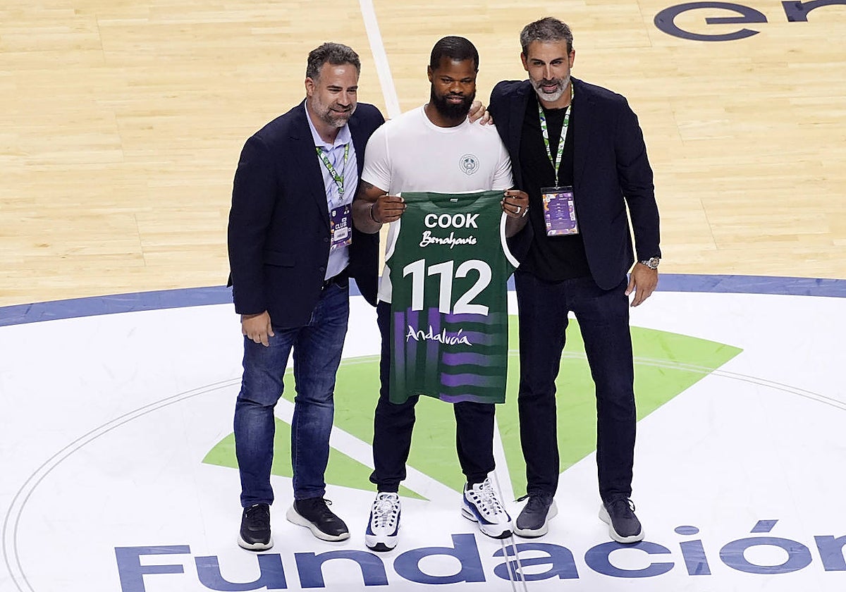 Omar Cook recibe el cariño del Unicaja y su afición
