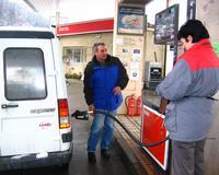Llenar el depósito de gasolina cuesta 7'7 euros más que hace un año